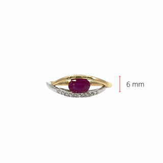 Anillo de oro amarillo y blanco de dos tonos de 10 quilates, rubí de 6 mm x 4 mm y diamante de 0,05 quilates