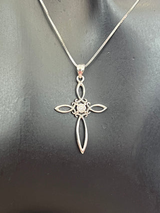 Collar con cruz de diamantes de 0,05 quilates en oro blanco de 10 quilates, 18"