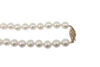 Hebra de perlas cultivadas blancas de 7-7,5 mm con cierre de perlas de oro amarillo de 14 k - 18"