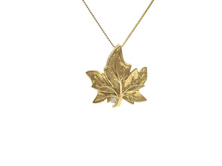 Colgante de hoja de arce con diamantes canadienses de 0,043 quilates en oro amarillo de 10 quilates, 18"