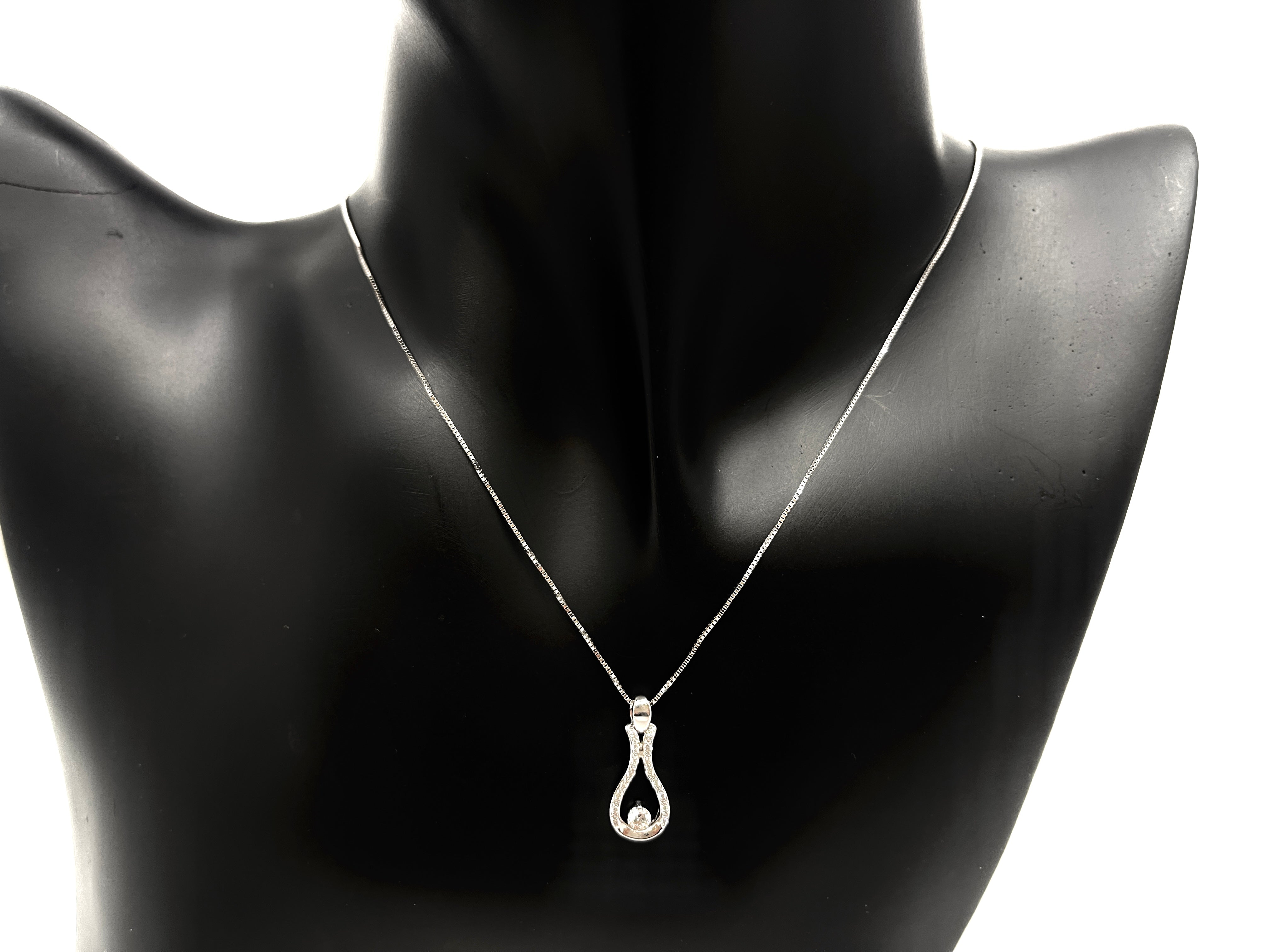 10K White Gold 0.20cttw Canadian Diamond Necklace, 18"