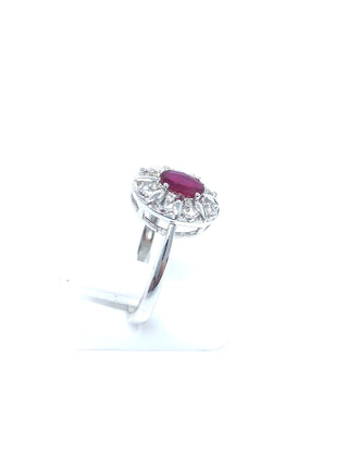 Anillo de rubí y diamantes