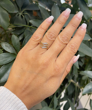 Anillo de oro amarillo de 10 quilates con pavé de diamantes de 0,04 quilates