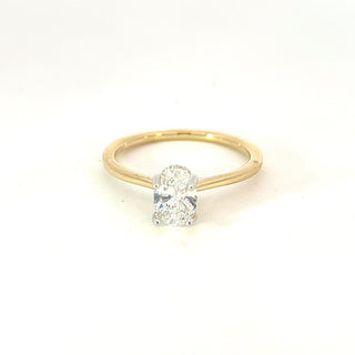 Anillo de diamantes con halo oculto de talla ovalada de 14 quilates