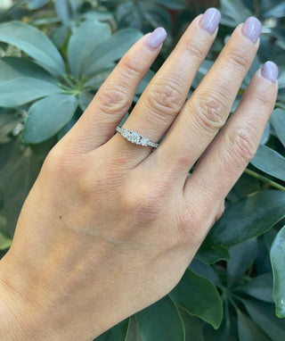 Anillo de diamantes con engaste de ilusión de 3 piedras de talla brillante redonda de 0,33 quilates de oro blanco de 10 quilates, tamaño 6