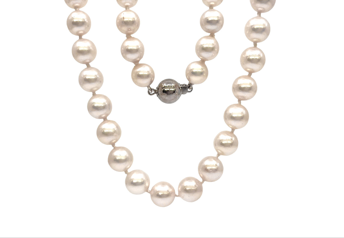 Hebra de perlas cultivadas blancas de 7,5 a 8,0 mm con cierre de perlas de oro blanco de 14 k - 20&quot;