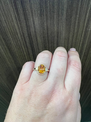 Anillo de oro amarillo de 10 quilates con citrino y diamantes - Talla 7