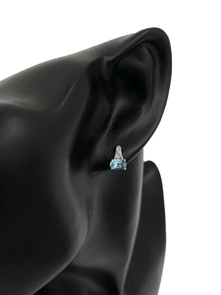 Pendientes de oro blanco de 10 quilates con topacio azul genuino de 1,20 quilates y diamantes de 0,02 quilates