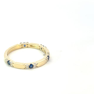 Anillo de diamantes y zafiro en oro amarillo de 10 quilates