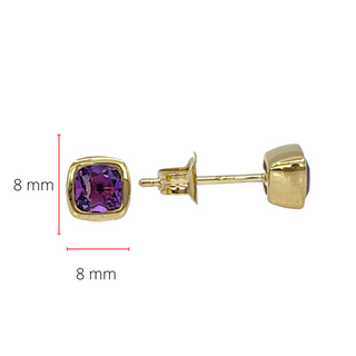 Pendientes de tuerca con bisel de amatista de talla cojín de oro amarillo de 10 quilates de 0,60 quilates