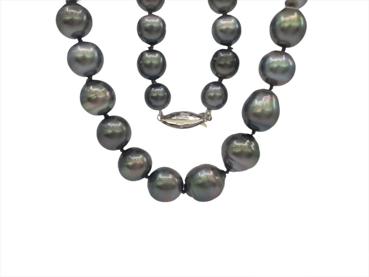 Hebra de perlas de Tahití negras con cierre de perlas de oro blanco de 14 k - 20&quot;