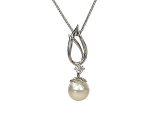 Colgante colgante de oro blanco de 10 quilates con perlas cultivadas de 7 mm y diamantes canadienses de 0,085 quilates