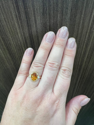 Anillo de oro amarillo de 10 quilates con citrino y diamantes - Talla 7