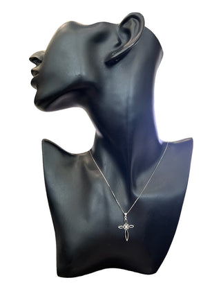 Collar con cruz de diamantes de 0,05 quilates en oro blanco de 10 quilates, 18"