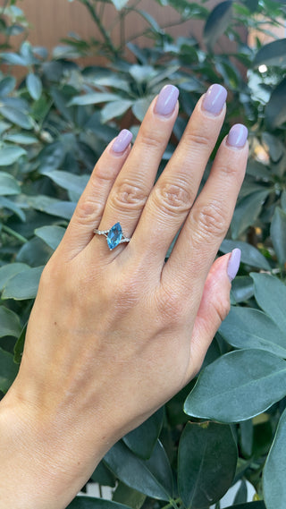Anillo de diamantes y topacio azul en oro blanco de 10 quilates - Talla 6