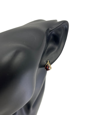 Aretes de oro amarillo de 10 quilates con granate genuino de 1,76 quilates y diamantes de 0,03 quilates con cierre de mariposa