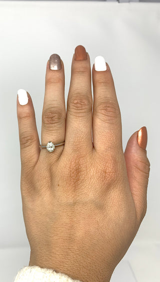 Anillo de compromiso de diamantes de talla pera