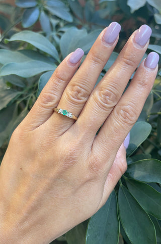Anillo de oro amarillo de 10 quilates con esmeralda y diamantes de 3 piedras - Talla 6 