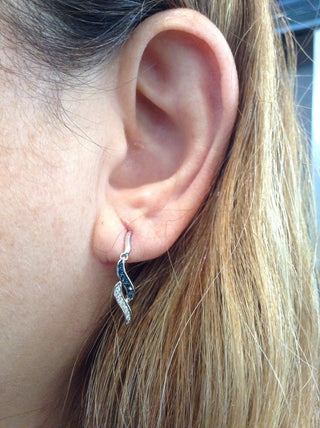Pendientes de diamantes azules tratados