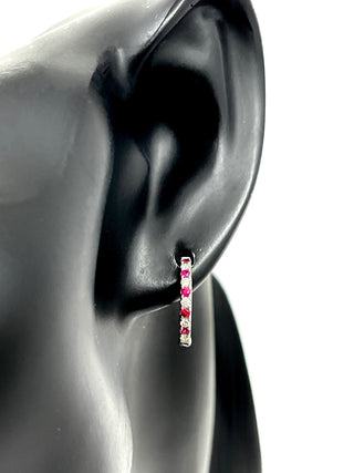 Aretes de oro blanco de 14 quilates con rubíes auténticos de 0,39 quilates y diamantes de 0,25 quilates - 15 mm