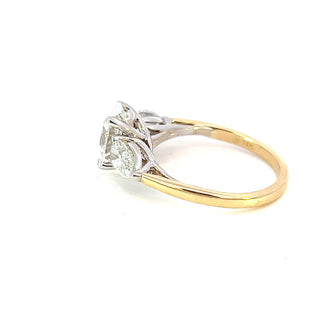 Anillo de compromiso de diamantes cultivados en laboratorio ovalados de 2,01 quilates de oro amarillo y blanco de 14 quilates