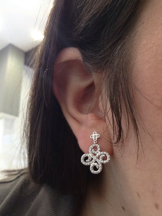 Pendientes colgantes tipo candelabro de diamantes de 0,50 quilates de oro blanco de 10 quilates