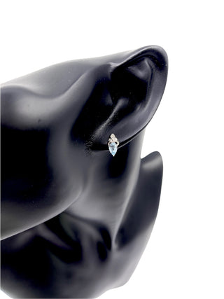 Aretes de oro blanco de 10 quilates con topacio azul suizo de talla pera de 6x4 mm y diamantes de 0,03 quilates