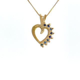 Colgante en forma de corazón de zafiro y diamante de 0,03 quilates en oro amarillo de 10 quilates, 18"