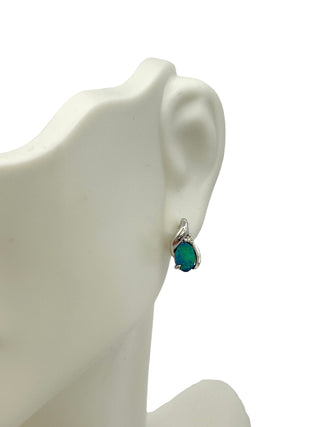 Pendientes de oro blanco de 10 quilates con ópalo doble australiano de 4 mm x 6 mm y diamantes de 0,02 quilates