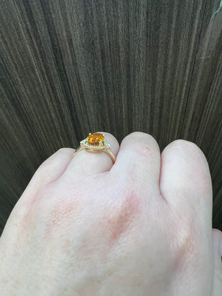 Anillo de oro amarillo de 10 quilates con citrino y diamantes - Talla 7