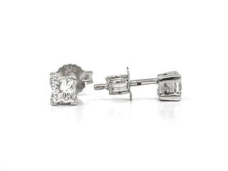 Aretes de diamantes canadienses de talla princesa de 0,77 quilates en oro blanco de 14 quilates con cierre de mariposa