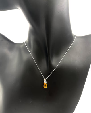 Colgante de oro blanco de 10 quilates con citrino de 8 x 6 mm y diamantes de 0,022 quilates
