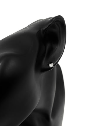 Pendientes solitarios de diamantes de talla princesa cultivados en laboratorio de oro blanco de 14 quilates de 1,00 quilates con espalda de mariposa