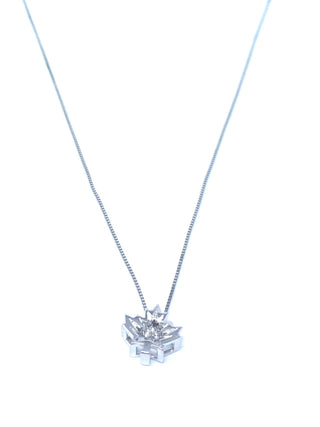 Colgante de hoja de arce con diamantes canadienses de 0,04