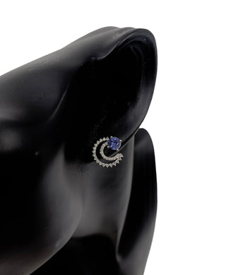 Aretes de diamantes y zafiros blancos creados, zafiro azul creado en oro blanco de 10 quilates
