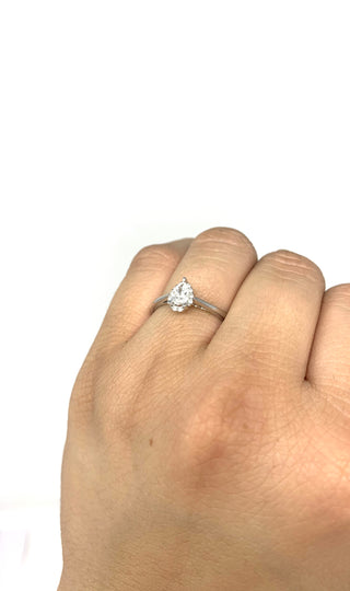 Anillo de compromiso de diamantes de talla pera