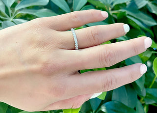 Alianza de boda de oro blanco de 14 quilates con diamantes de talla redonda de 0,40 quilates