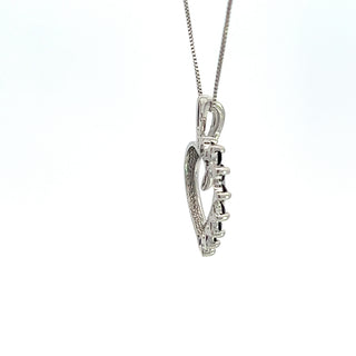 Colgante en forma de corazón de zafiro y diamante de 0,03 quilates en oro blanco de 10 quilates, 18"