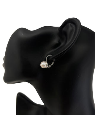 Aretes de perlas cultivadas en oro blanco de 14 quilates con cierres de palanca