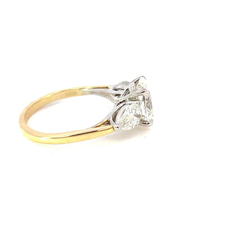 Anillo de compromiso de diamantes cultivados en laboratorio ovalados de 2,01 quilates de oro amarillo y blanco de 14 quilates