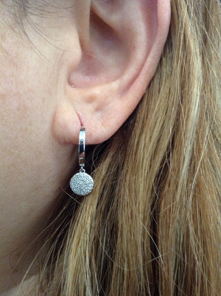 Pendientes colgantes con bisagras Huggie de aro de diamantes de 0,30 quilates de oro blanco de 10 quilates