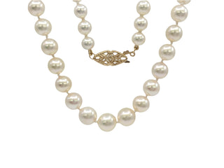 Hebra de perlas cultivadas graduadas blancas de 5,5 a 7,5 mm con cierre de perlas de oro amarillo de 14 k - 18"