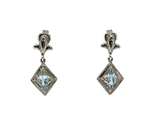 Pendientes de oro blanco de 10 quilates con topacio azul cielo genuino de 0,60 quilates y diamantes de 0,03 quilates