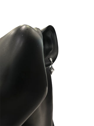 Aretes colgantes de diamantes de 0,06 quilates en oro blanco de 10 quilates