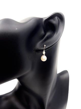 Aretes colgantes de perlas cultivadas y de agua dulce de oro blanco de 14 quilates