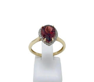 Anillo de oro amarillo de 10 quilates, granate en forma de pera de 10 x 7 mm y diamante de 0,135 quilates