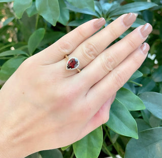 Anillo de oro amarillo de 10 quilates, granate en forma de pera de 10 x 7 mm y diamante de 0,135 quilates