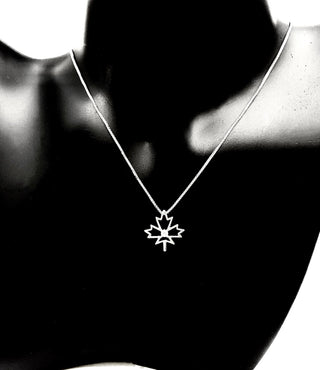 Colgante de hoja de arce con diamantes canadienses de plata de ley, 18"