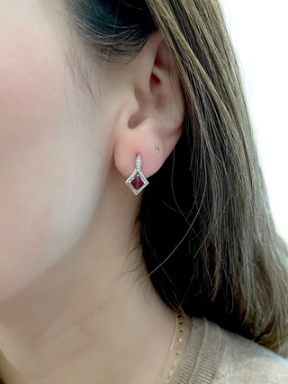 Aretes de oro blanco de 10 quilates con granate