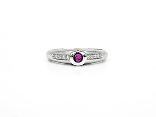 Anillo de oro blanco de 14 quilates con rubíes y diamantes de 0,09 quilates